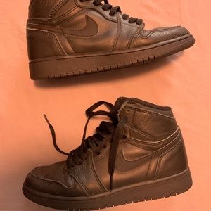 Retro Black Jordan 1 !BARELY USED!